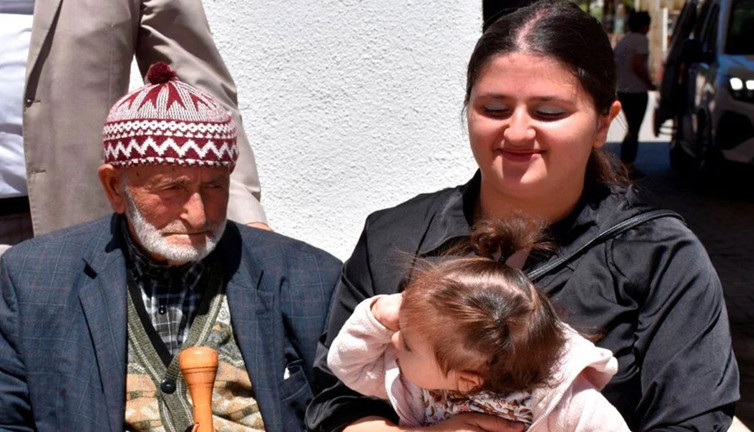 Sivas'ta Mehmet dedenin uzun yaşamasının sırrı 2 besinde! 6 çocuğu 50 torunu 5 torununun torunu var! Bir asırı geride bıraktı