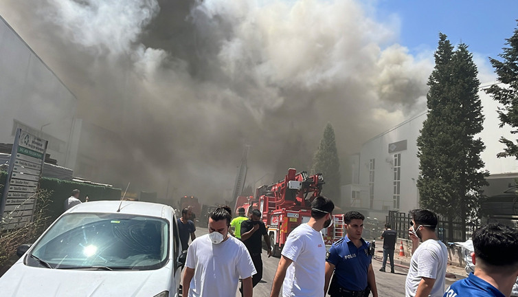 Dumanlar fabrikayı sardı! İtfaiye seferber oldu