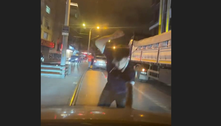 Trafikte öfke patlaması! Sürücü camı kırarak kaçtı
