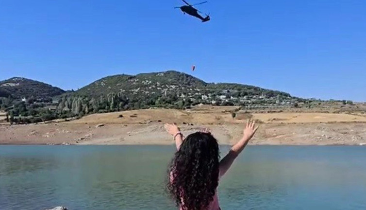 Orman yangınında yürekleri ısıtan selamlaşma: Skorsky helikopterini görünce elini kaldırdı!