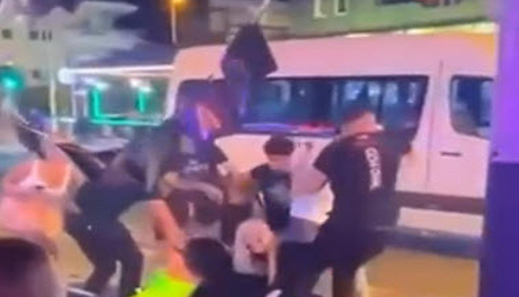 Hesaplar yumruklarla ödendi! Ücrete itiraz ettiler