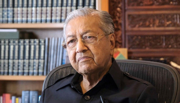 Malezya'nın 100 yaşındaki eski başbakanı hastaneye kaldırıldı