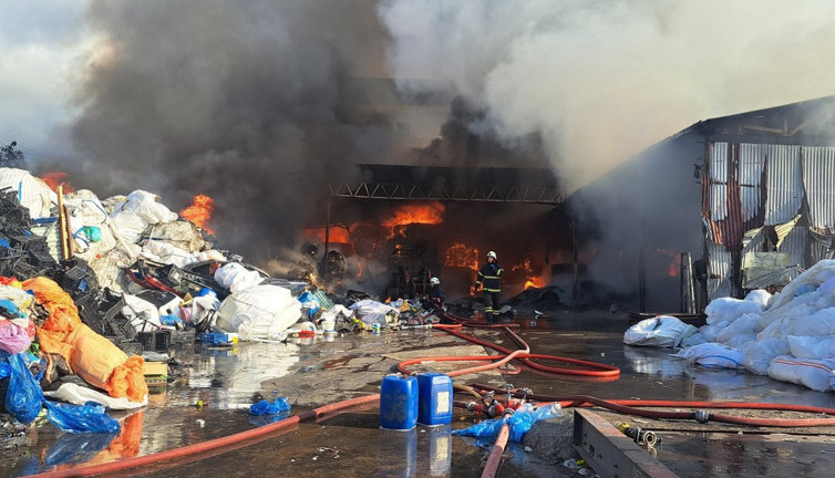 Geri dönüşüm tesisinde büyük yangın: Ordu itfaiyesi seferber oldu!