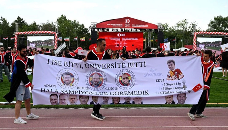 ODTÜ mezuniyet törenine Fenerbahçe pankartı damga vurdu!
