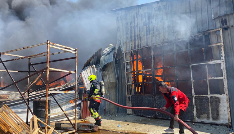 Alevler fabrikayı sardı! Tüm ekipler seferber oldu