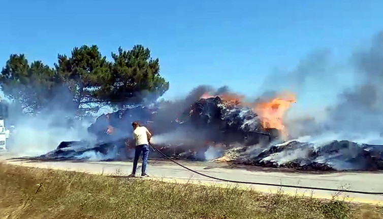 Römork yangını buğday tarlasına sıçradı