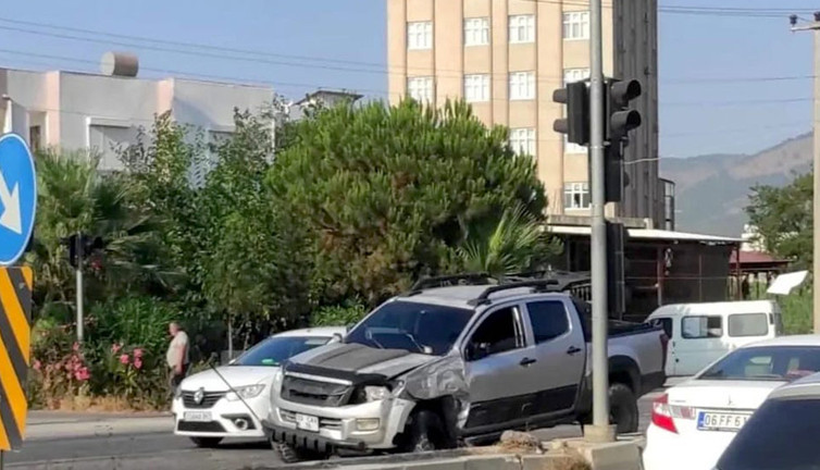 Trafikte kasıtlı çarpışma! Yumruklar konuştu