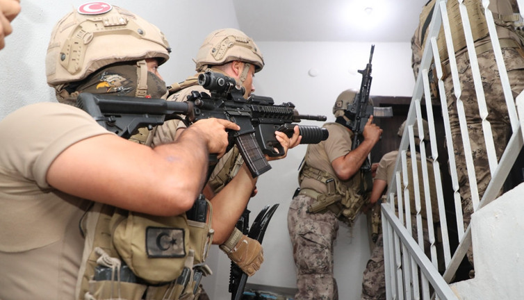 Mersin’de dev baskın! Fuhuş çetesine darbe