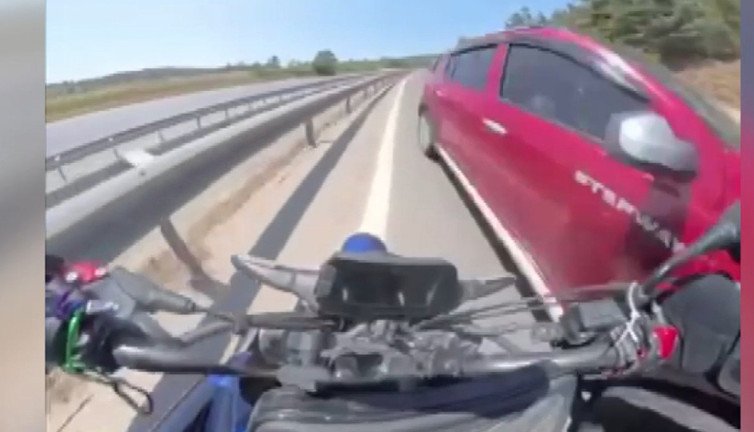 Ters şeritten gelen otomobil nefesleri kesti