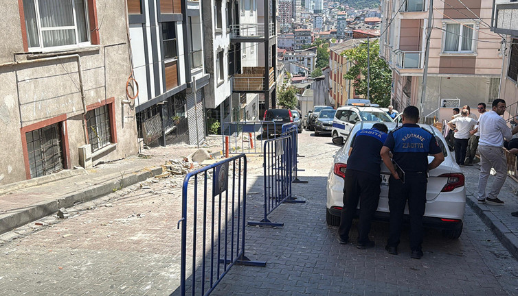 Kağıthane’de büyük bir gürültülü ile çöktü