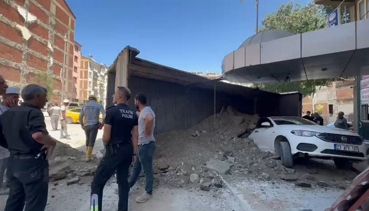 Kamyon park halindeki arabanın üstüne devrildi! Olay yerine sağlık, itfaiye ve polis sevk edildi