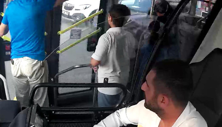 Kriz otobüste geldi! Şoför güzergahı değiştirdi