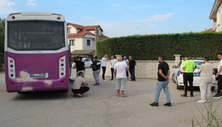 Akyazı’da yürek burkan kaza! Çocuk otobüsün altında kaldı
