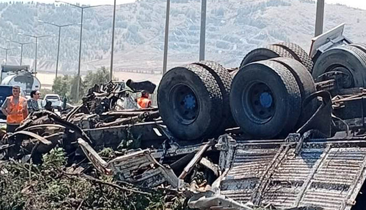 Nurdağı’nda ölümcül çarpışma! Sürücüler kurtarılamadı