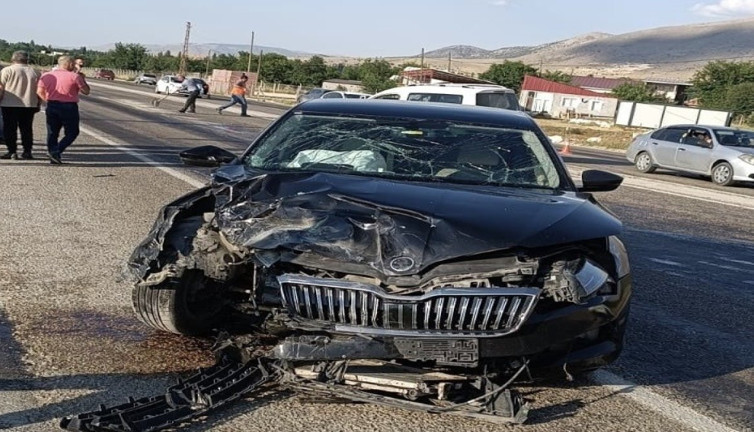 Doğanşehir’de iki araç çarpıştı: 2 yaralı