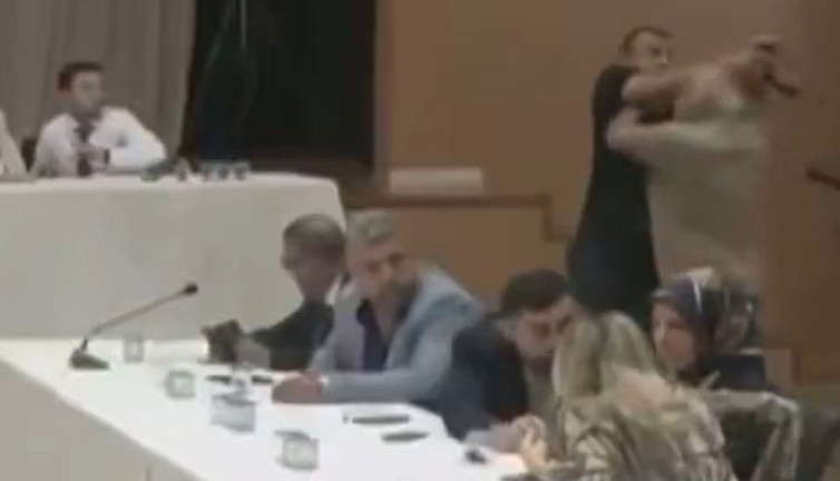 Şile'de vekil seçiminde olay! Meclis'te ayakkabı fırlattı