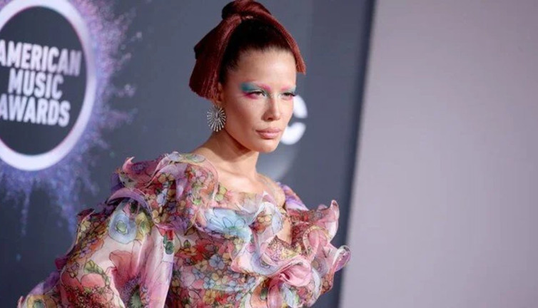 ABD'li şarkıcı Halsey'in İstanbul konseri bir hafta ertelendi