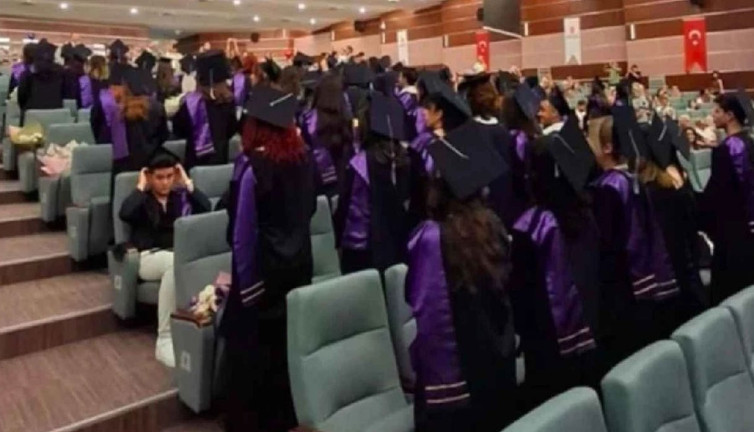 Hacettepe Üniversitesi öğrencilerinden diploma töreninde ders gibi protesto