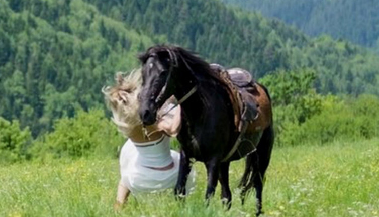 Ünlü şarkıcı Pınar Yıldız attan düşüp hastanelik oldu: Klip çekiminde yürekler ağza geldi!