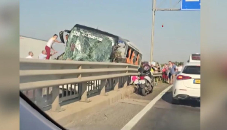 Tur otobüsü bariyerleri aştı! Çok sayıda yolcu ölümle burun buruna kaldı