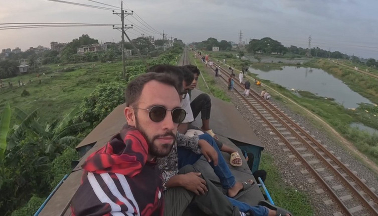 Kuralsız Sokaklar’ın sunucusu Youtuber Mert Öztürk Dominik’te kaza geçirdi! Çekim felakete dönüştü