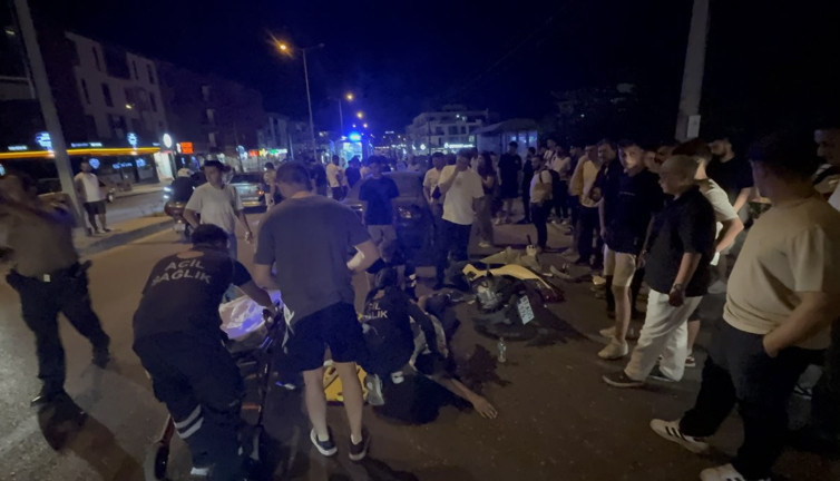 Ters şeritten U dönüşü yapan otomobil motosikletle çarpıştı: