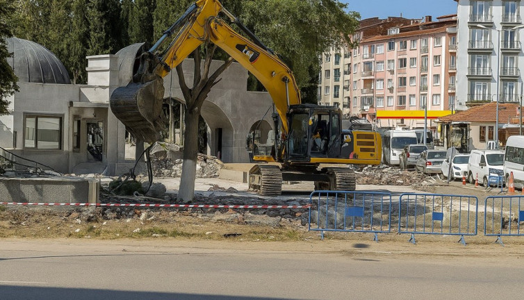 Ağaçları testereyle değil kepçeyle budadılar
