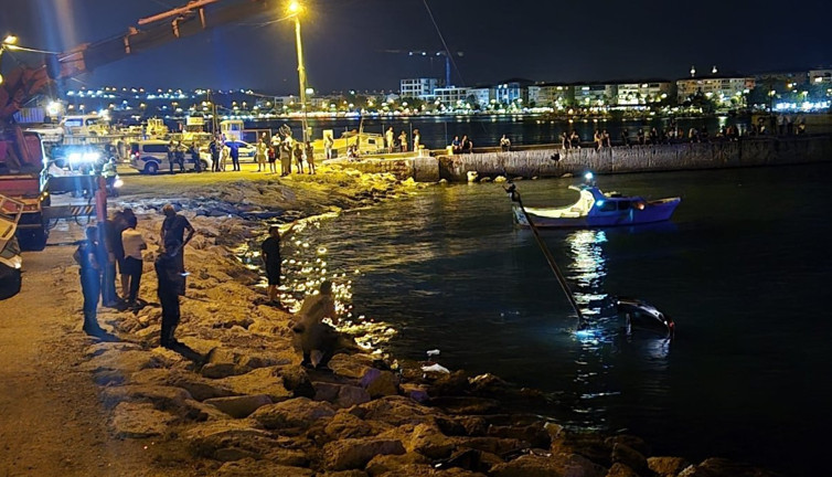 Silivri’de park halindeki araç denize uçtu