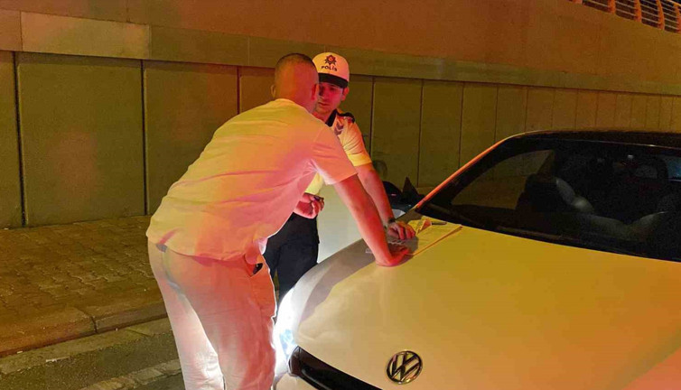 Alkolmetreye üflememek için her yolu denedi! Polislerin sabır testi