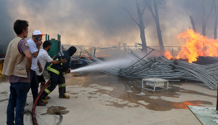 Antalya’da yangın kabusu! Fabrika alevler içinde