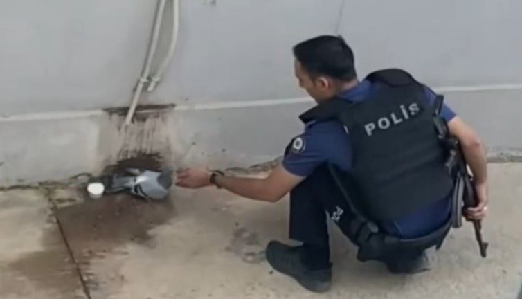 Polis tüfeğiyle gitti yardım elini uzattı