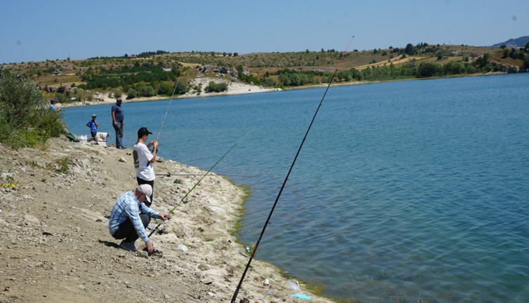 Balık kafesleri patladı, oltasını alan baraja koştu