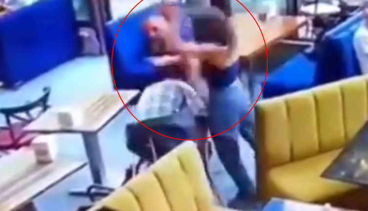 Kadın garsonun öfkesi! Tekme tokat dövdü