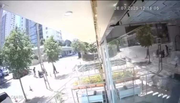 Sokak ortasında silahlı yaralama kamerada