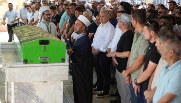 Silahlı saldırıda hayatını kaybeden belediye meclis üyesi toprağa verildi