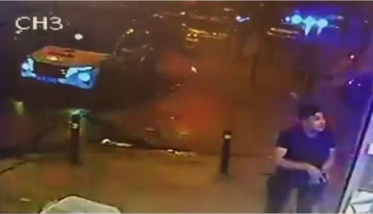 Bir elinde pompalı tüfek bir elinde tabanca ile ateş açtı