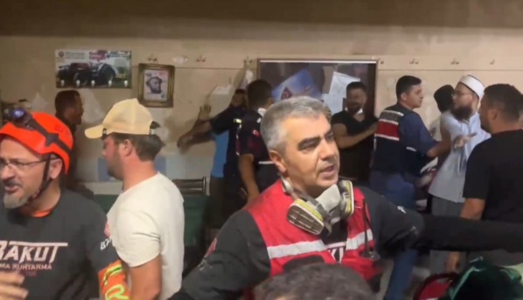 Yangın bölgesinde şok olay! Kalabalık çıldırdı: Jandarma devreye girdi