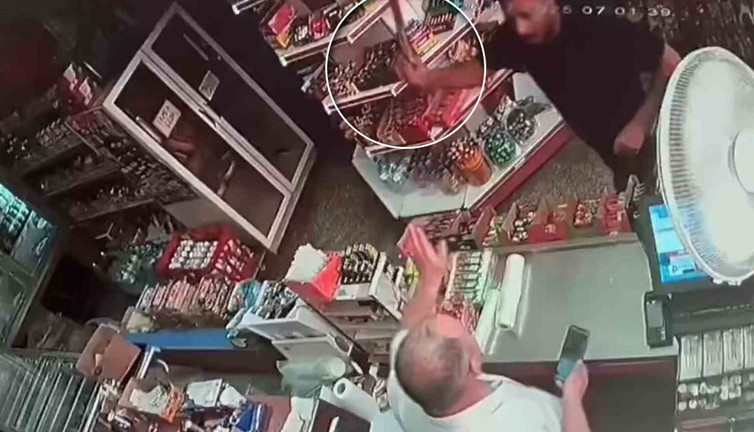 Markette korku dolu anlar! Müşteri pala ile saldırdı