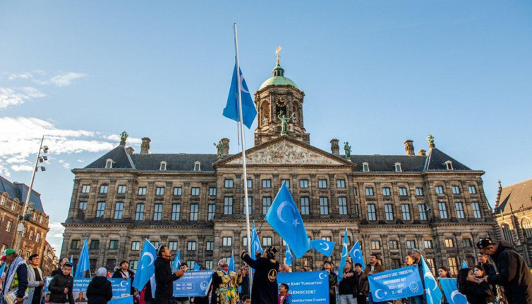 Hollanda’da Doğu Türkistan hamlesi