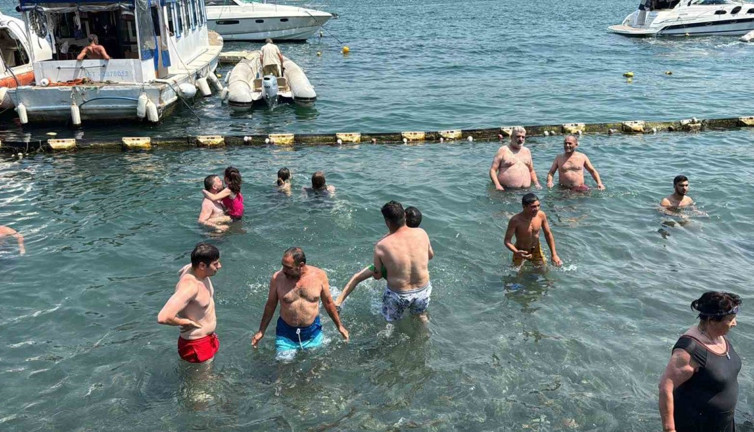 Sıcak havadan bunalan vatandaşlar Bebek sahiline akın etti