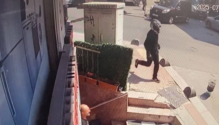 Kasklı saldırgan vurdu kaçtı