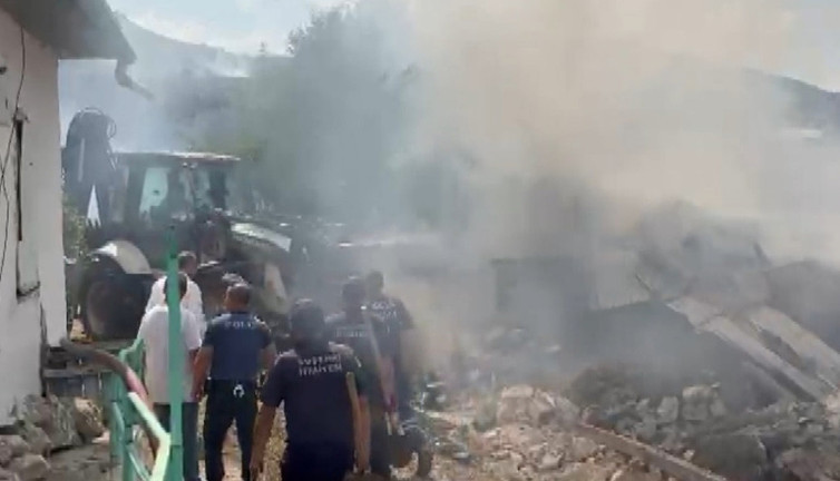 Abdurrahman Köyü'nde felaket! Yangın evleri yuttu