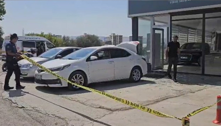 Oto galeriye silahlı saldır! Pencereler paramparça oldu