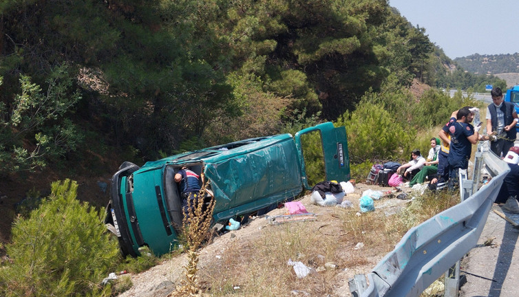 D-100'de yolcu minibüsü şarampole devrildi! Çok sayıda yaralı var