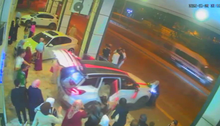 Gelin arabası kontrolden çıktı! Düğünde panik anları