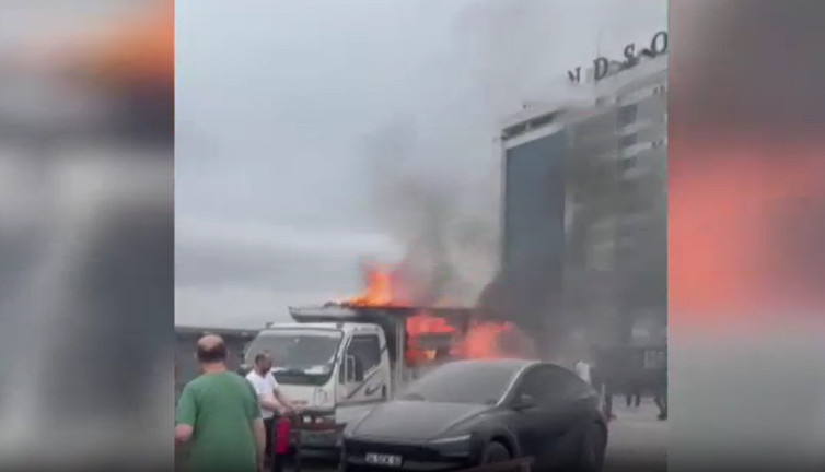 İstanbul'da otoparkta yangın faciası! Kamyonet ve otomobil yandı