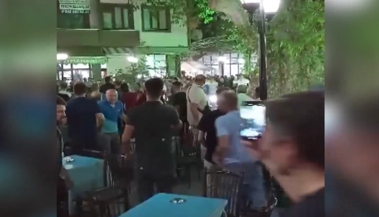 Meydanda panik! Yaralılar var: Tarihi çınar zaman yenildi