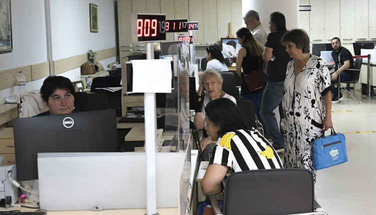 Ehliyet yenilemeyi son güne bıraktılar, kuyrukta esir oldular