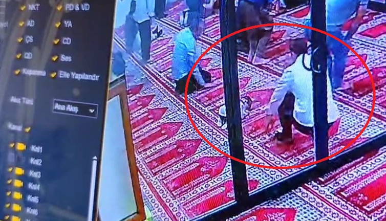 Camide saf tutan minik! Secdede uyuyakaldı