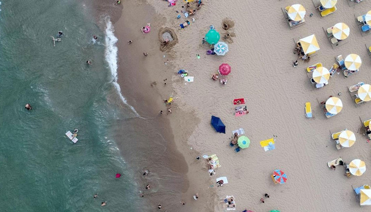 Cumhurbaşkanı korumaları bırakıp halk plajına girdi!